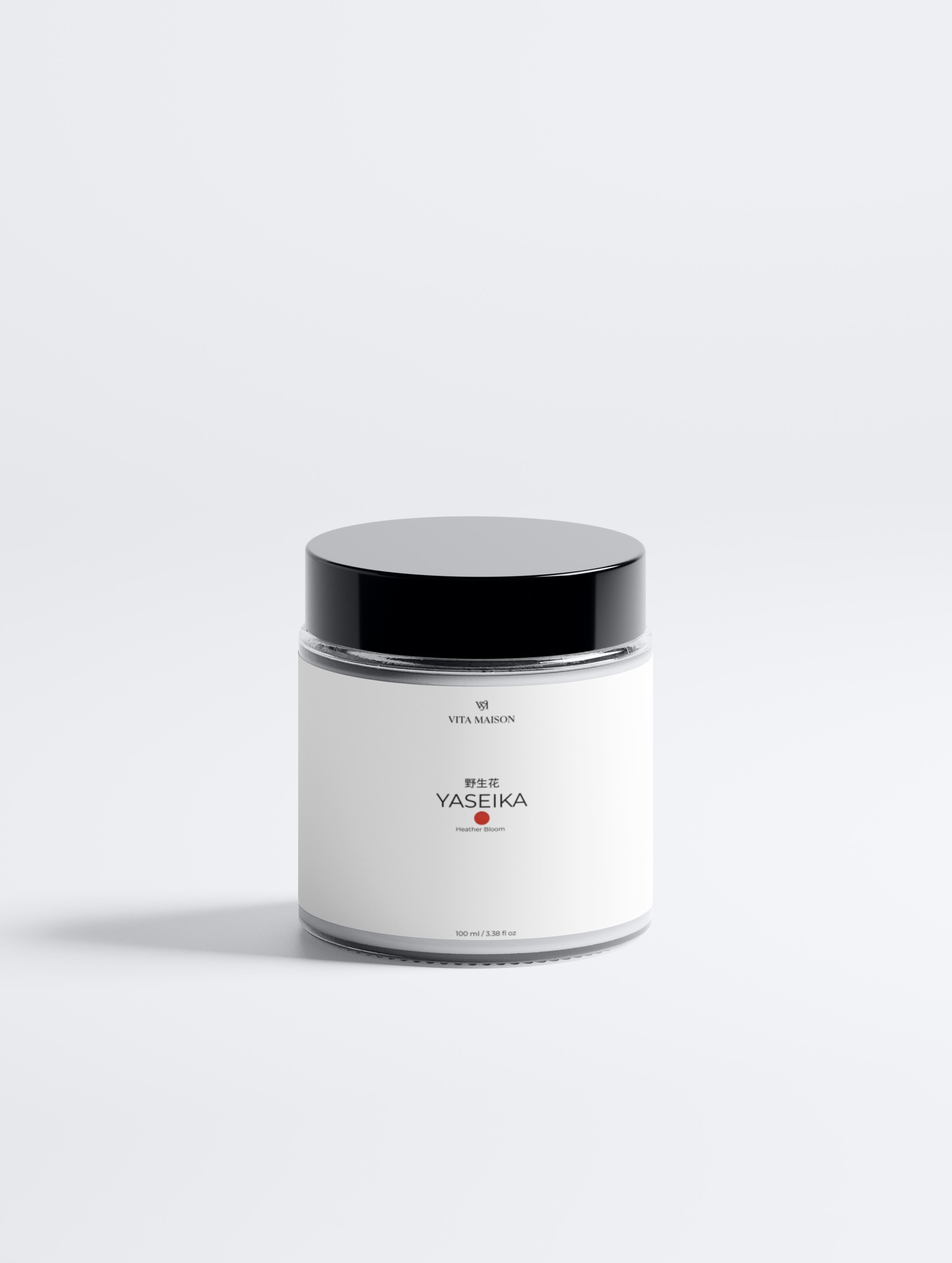 YASEIKA Heather Bloom Candle von VITA MAISON – florale Duftkerze im Glas mit schwarzem Deckel